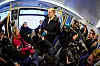 TALER: Samferdselsminister Ketil Solvik-Olsen snakker på den noe unike pressekonferansen på Vestli-banen i retning sentrum. I motsetning til pressen som skvetter frem og tilbake for hver sving og hvert stopp, klarer Solvik-Olsen å stå nokså stabilt oppreist. Bakerst til høyre skimter vi Telenors dekningsdirektør Bjørn Amundsen, foran ham administrerende direktor i Netcom August Baumann. Til venstre i rosa jakke administrerende Telenor-direktør Berit Svendsen, til høyre for henne Oslos samferdselsbyråd Guri Melby. Delvis skjult bak Solvik-Olsen sitter Sporveiens konsernsjef Cato Asperud.