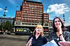 Aps Tonje Brenna former politikk sammen med LO og leder Kine Asper Vistnes.