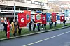 10 FANER: På det meste var det 10 faner og over femti deltagere på fanemarkeringen utenfor KS'  lokaler i Bergen fredag.