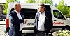 Finansminister Trygve Slagsvold Vedum sammen med styreleder i Norges Taxiforbund, Øystein Trevland.