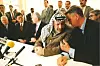 Jimmy Carter, Bjørn Tore Godal, Shimon Peres, Yassir Arafat og Terje Rød Larsen i Fafos lokaler på Grønland i Oslo 18. mai 1994.