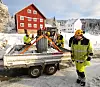 NYANKOMMET TRAFO: Gjengen fra Otera har nettopp fått inn ny trafo på henger. Den gamle ligger i skuffa på traktoren.  Arbeidsleder Trond Vidar Thorsen inspiserer lasten. Teamet består ellers av Kasim Sabic, Bjørn Landsverk og Tobias Mørk.