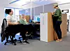 BROBYGGEREN: Siren Thuen Thomesen (i midten) fungerer som en oversetter, ifølge Dagrunn Sømme (t.h.), sjefen hennes. Erfaringskonsulentene stiller ofte andre spørsmål og har andre perspektiver enn helsepersonellet, forteller kollegene. T.v.: kollega Camilla Bast Sætre.