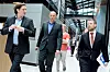 SPASERER: Direktør ved Kuben yrkesarena Remi Pettersen og rektor ved Kuben videregående skolen Kjell Ove Hauge (midten) forteller Kunnskapsminister Torbjørn Røe Isaksen om det ofmattende fagtilbudet ved et besøk sent i mai. Bak skimter vi Fredrik Johnsen fra vekslingsløpet til bygg og Oda Bjarkø fra forskerlinja.