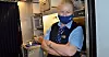 Pamela velger å fortsatt bruke munnbind på jobben som servicearbeider i AMTRAK.