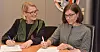 UNDERTEGNET: Cecilie Heuch (t.v.) CHRO Telenor Group og Teresa Casertano, sjef for Uni ICTS Uni Global Union, undertegner den nye avtalen mellom Telenor ASA og UNI Global Union på Fornebu fredag.