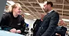 Janicke Oterjernet guider kronprins Haakon gjennom et skjermbytte på en mobil.