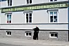 ARBEIDERSTRØKET: Ole O. Lian ble født og vokste opp i disse boligene i Tønsberg. Nils Henning Hontvedt er guide for anledningen.