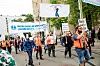 SYNLIGE: Oransje vester og mange plakater.