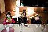 UNG OG GAMMEL: Barna i barnehagen og elever på skolen nyter hjemmelaget mat fra bygdekvinnene. Det handler om mer enn bare å spise seg mett når de er sammen.