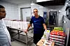 FROKOST Rui Estevao, er i gang med å forberede morgendagens frokost. Vanligvis er det en stor frokostbuffé, nå pakker Estevao poser med innpakket i engangsinnpakning. Kollegaen hans portugiseren Oscar Pereira skulle reist hjem til Madeira, men da kommer han ikke tilbake til Norge.