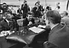 FORHANDLINGAR: Streikeleiar Lech Walesa møter regjeringa og visestatsminister Mieczyslaw Jagielski til forhandlingar på Lenin-verftet i Gdansk i august 1980.