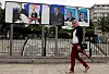 En algirsk kvinne går forbi valgplakater i Alger. Presidentvalgkampen er i full gang foran valget 17. april. President Abdelaziz Bouteflika ser ut til å vinne sin fjerde periode.