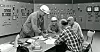 På fire industribedrifter frå 1964 til 1968 gjennomførte Einar Thorsrud forsøk på meir sjølvstyre på arbeidsplassen – som her på Hydro på Herøya. Det skjedde på oppdrag frå LO og NAF (no NHO), i tett samarbeid med tillitsvalte og leiinga ute i bedriftene.