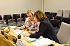 KOMITELEDER: Lene Vågslid og komitésekretær Trude Lyng går gjennom papirer før møtets start.