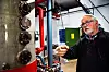 BRENNERIMESTEREN: Asbjørn Hoelstad har vært hos Atlungstad Brenneri AS i 40 år og er en utmerket guide gjennom destilleringsprosessen.