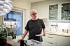 Mads Skeie holder orden på flere titalls medikamenter og sørger for at ektefellen får de riktige til rett tid.