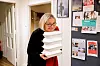 Til samlingene i Røde Kors-huset bestilles det mat, så kvinnene kan spise sammen før undervisningsopplegget starter. Randi Haugland tar imot maten.