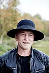 GRÅT: Da Eirik Nilsen fikk Rallarprisen og rallarhatt ble han rørt. Mange var uenig i at han fortjente prisen, fordi han ikke har vært en livslang forkjemper i solidarits-saker.
