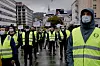 Smittevern: Mange av vekterne holdt en meter avstand og stilte med munnbind.