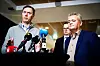TRE TRØTTE MENN: Norsk Industri-leder Knut E. Sunde ble enig med Fellesforbundets Jørn Eggum i frontfagsoppgjøret. Som vanlig langt på overtid av fristen, og som vanlig måtte Riksmekleren bistå, her ved Mats Ruland (bak).
