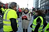 SLÅR AV PRAT: Flere fagforeninger og forbund møtte opp tvers over gata fra KS i Oslo for å minne KS om hvorfor det pågår en konflikt med KS Bedrift. (Se flere bilder i bildekarusellen her). På dette bildet slår LO-leder Gerd Kristiansen og EL og IT-forbundssekretær Reidunn Wahl av en prat med Rolf Ringdal, leder i Norsk Lokomotivmannsforbund.