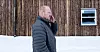 Rune Sundmoen står utafor bygningen han falt ned fra i 2010. 13 år senere har han ikke sett noe til pengene fra erstatninga han har krav på.