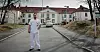 PÅ VAKT: – Å beskytte beboerne mot smitte er det aller viktigste, sier helsefagarbeider Arnelle Barbadillo til Fagbladet. Derfor slipper ikke Fagbladet nærmere Ullernhjemmet enn dette.
