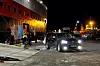 Da bårebilene ble sluppet inn, ga demonstrantene dem honnør ved å ta av seg lua i det de kjørte inn på hurtigruteskipet for å hente de tre kistene.