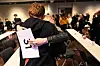 OMFAVNELSE: Nyvalgt leder Mikael Schevik i Industri Energi Ung får gratulasjon og klem av delegat 31- nyvalgt Nestleder Student Alida Domaas.