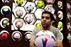 Håndsydde fotballer er fortsatt førstevalget i store deler av verden. Abubakar Imtiaz, fjerde generasjons fotball fabrikant, sier at de lave lønningene er Sialkot store konkurransefordel.