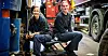 SKRUR STORE BILER: Janne Nyheim (til venstre) og Marianne Aga skrur store biler hos Bertel O. Steen i Indre Arna i Bergen kommune.