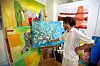 ATELIER PÅ LOFTET: Her kan Marc Gayorfar leve seg bort fra hverdagen og inn i kunsten. De fleste bildene hans er fri fantasi, andre er inspirert av de store kunstnerne, som van Gogh.