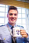 SORT GULL: Fengselsbetjent Oliver Lysholm Haugen setter stor pris på jobbkaffen. I Bredtveit fengsel pågår en innbitt kamp om det svarte gullet.
