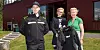 HAMSKIFTE: Henning Aamodt fra Oslo fengsel har tatt på seg den nye sommerjakka. Elisabeth Stø Flatla (t.v.) og Eldbjørg M. Brekke ved Politiets fellestjenester viser fram ytterjakka.