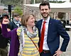 Reidun Eli Nylëhn, er andrekandidat for Rødt i Drammen, ville ha selfie med Bjørnar Moxnes.