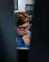 Monica Johansen tar en telefon til en av dem hun følger opp. De skal snakke om jobben hennes, men brukeren spør også om hjelp til andre ting. Johansen svarer velvillig og støttende.