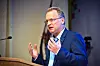 - Jeg hører om tillitsvalgte som blir bedt om å sette seg en annen plass hvis det diskuteres politikk, forteller Raymond Johansen.