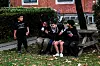 Mens de to fra Nørrebrobyggerne holder på med høstaktiviteter ute, kommer det en guttegjeng forbi som blir litt nysgjerrige.