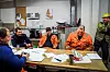 PAUSE: Den nakne dama på veggen skal visstnok minne arbeiderne om hvordan kvinnfolk ser ut. F.v. Steffen Evertsen, Frank Bergfall og muntrasjonsrådet Ronny Kristiansen. Klubbleder Rainer Ingebrigtsen lurer i døråpningen, mens ... sitter med ryggen til.