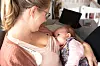 NÆRING: Det er viktig for Henriksen å kunne amme datteren. – Jeg synes jo det er viktig fordi det er mye næringsstoffer i melken, som er sammensatt til akkurat din baby, sier hun.
