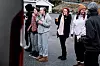 Stående buffet på parkeringsplassen. I grått står Emilia, i midten står Nathalia og til høyre med lua står barnevernspedagogstudent Henriette Vågenes som hadde deler av praksisperioden sin på leiren.