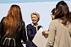 Europakommisjonens president,Ursula von der Leyen, ormringet av kvinner under ETUC-konferansen i Berlin.