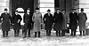 Regjeringen Nygaardsvold foran Slottet i mars 1935, etter å ha fått regjeringsmakten gjennom kriseforliket. (Fra venstre: Adolf Indrebø, Fredrik Monsen, Halvdan Koht, Johan Nygaardsvold, Hans Ystgaard, Alfred Madsen, Kornelius O. Bergsvik, Nils Hjelmtveit og Trygve Lie.)