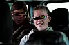 14-åringene Karen og Emilia er ikke vonde å be om å synge med når musikken i minibussen skrus opp.