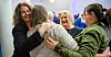 NYE REGIONSKAMERATER: Regionkontorleder Renate Klopp i Østlandet Sør (fra venstre) klemmer Marius Andersen og Elisabeth Andreassen fra Østfold HK etter at det ble klart av detten avdelingen blir en del av HK region Østlandet Sør. Forbundets 2. nestleder Lena Reitan (til høyre) gleder seg også over vedtaket.