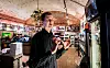 TRIST: Bendik Storvik Nilsen er øl- og Ølhallen-entusiast, og jobber for tiden i den tilstøtende butikken som blant annet selger hjemmebryggingsutstyr. I selve Ølhallen er det rolige dager. – Det er trist at det er så strengt. Mange av stamkundene våre er pensjonister, som ikke kommer for tiden.
