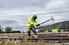 Også denne sommeren har det vært omfattende arbeider på jernbanen. På Oppdal stasjon har Joakim Østhus Lund blant annet byttet ut en sporveksler.