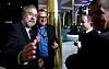 Riksmekler Nils Dalseide (til venstre) holder styr på partene i meklingen og kommer med sine rundt formulerte svar til pressen.