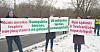 Streikende arbeidere ved Achema-fabrikken bærer plakater med tekstene: «Vi trenger ikke smuler fra deres bord». «Beskytt mennesker, ikke profitt», «Lykke kan ikke kjøpes for millioner» og «Du kan heller ikke gjemme deg i Sveits». Noen av tekstene er antakelig rettet mot Achema-eierne som er blant Litauens rikeste personer.